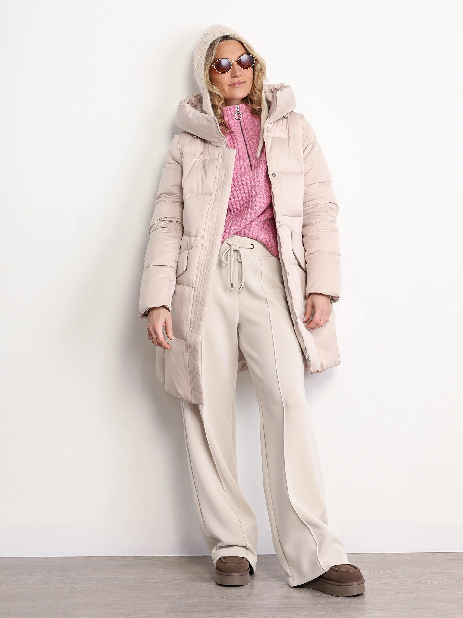 Пуховик светло-бежевого цвета с капюшоном